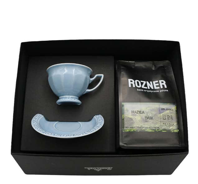 Zestaw prezentowy Rosenthal i ROZNER z niebieską porcelanową filiżanką ze spodkiem oraz opakowaniem kawy Brazylia.