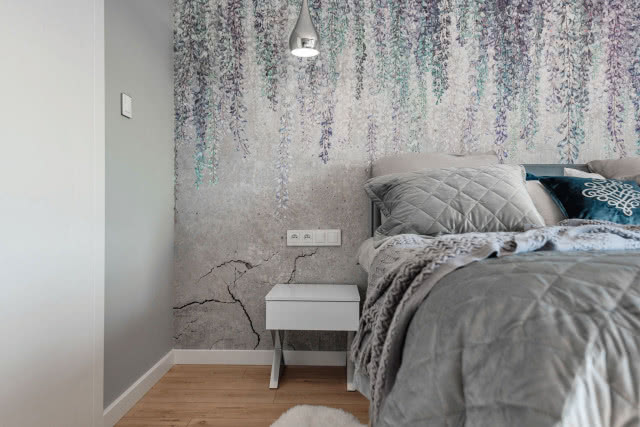 sypialnia, tapeta na ścianie, stolik nocny, kontakt