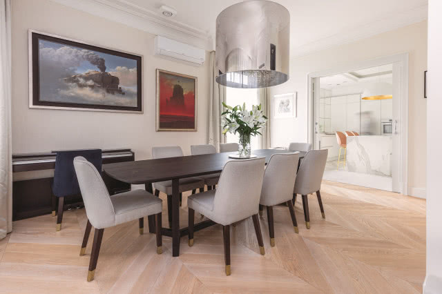 Srebrna lampa designerska