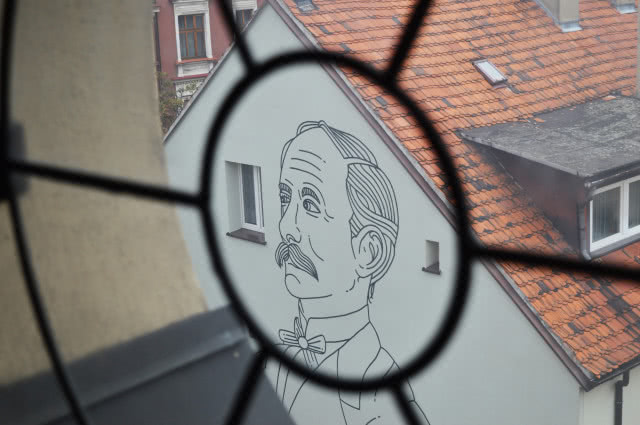 Mural z okna sąsiedniego budynku