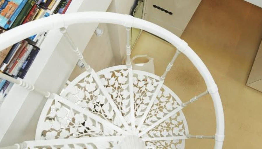 Ażurowe schody w mieszkaniu na poddaszu