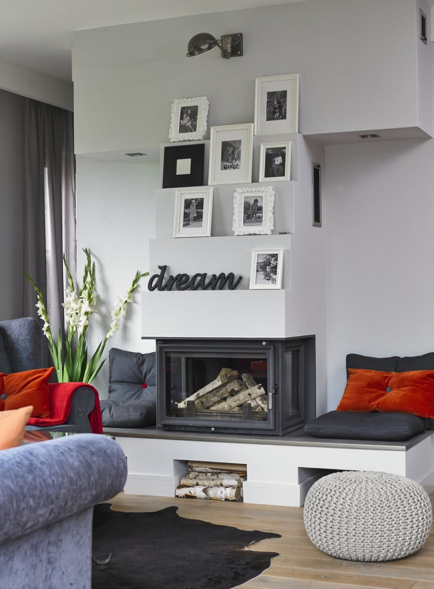 Czarno-biała dekoracja nad kominkiem