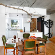 Eamesowie i IKEA? W tym eklektycznym wnętrzu...