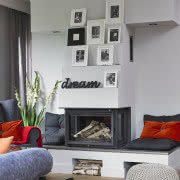 Także w sypialni na popielatym tle dużo czerwieni