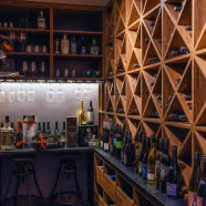 Dom urządzony w stylu współczesnej klasyki. Ma winiarnię w piwnicy!