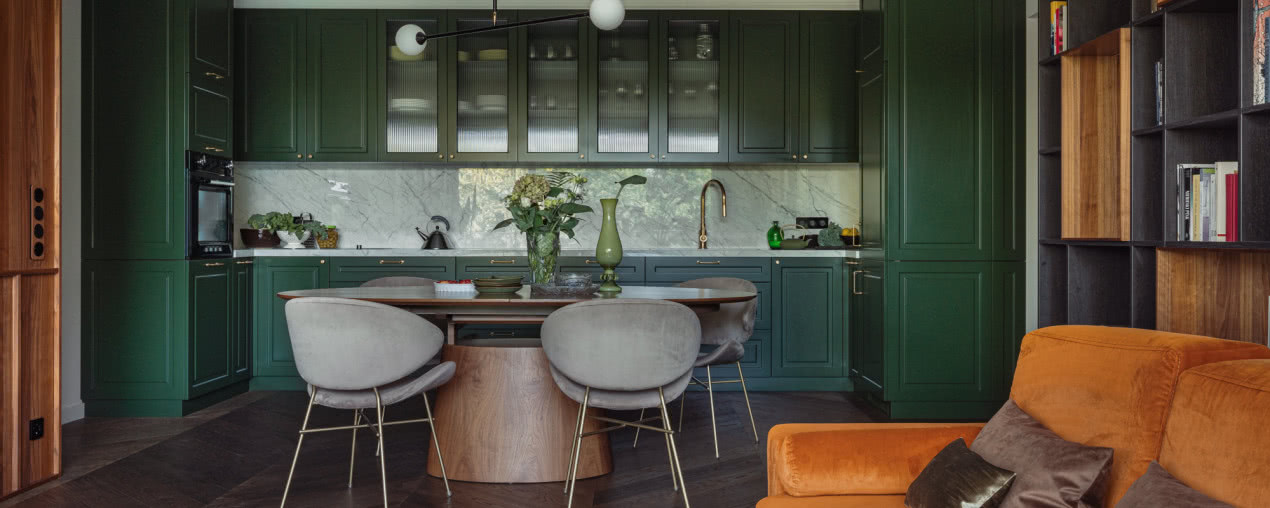 Mieszkanie w krakowskim apartamentowcu. Zielona kuchnia sercem domu!