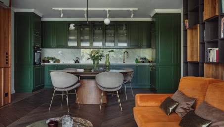 Mieszkanie w krakowskim apartamentowcu. Zielona kuchnia sercem domu!