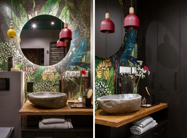 czarna łazienka z egzotyczną tapetą na ścianie