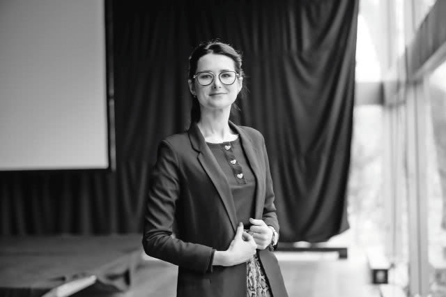 Joanna 
Kowalska 
Właścicielka studia Royal Design Projektowanie Wnętrz. Absolwentka Akademii Sztuk Pięknych w Łodzi, kierunek Projektowanie Architektury Wnętrz. Stworzyła pracownię, w której funkcjonalność łączy się z estetyką.