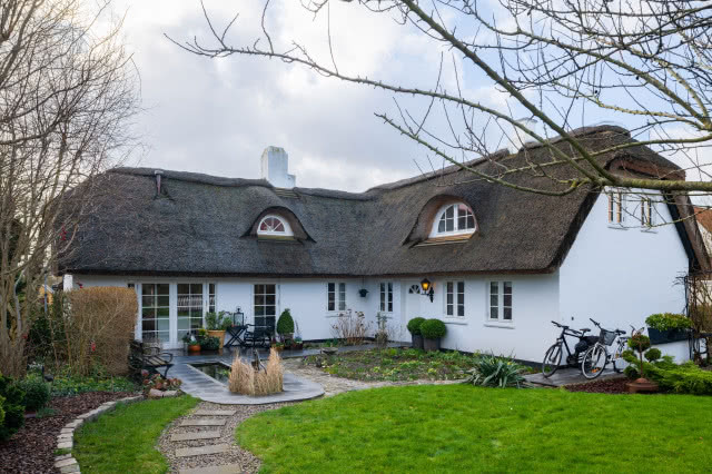 Wiejski dom pokryty strzechą