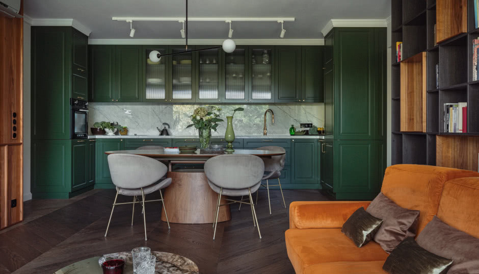 Mieszkanie w krakowskim apartamentowcu. Zielona kuchnia sercem domu!