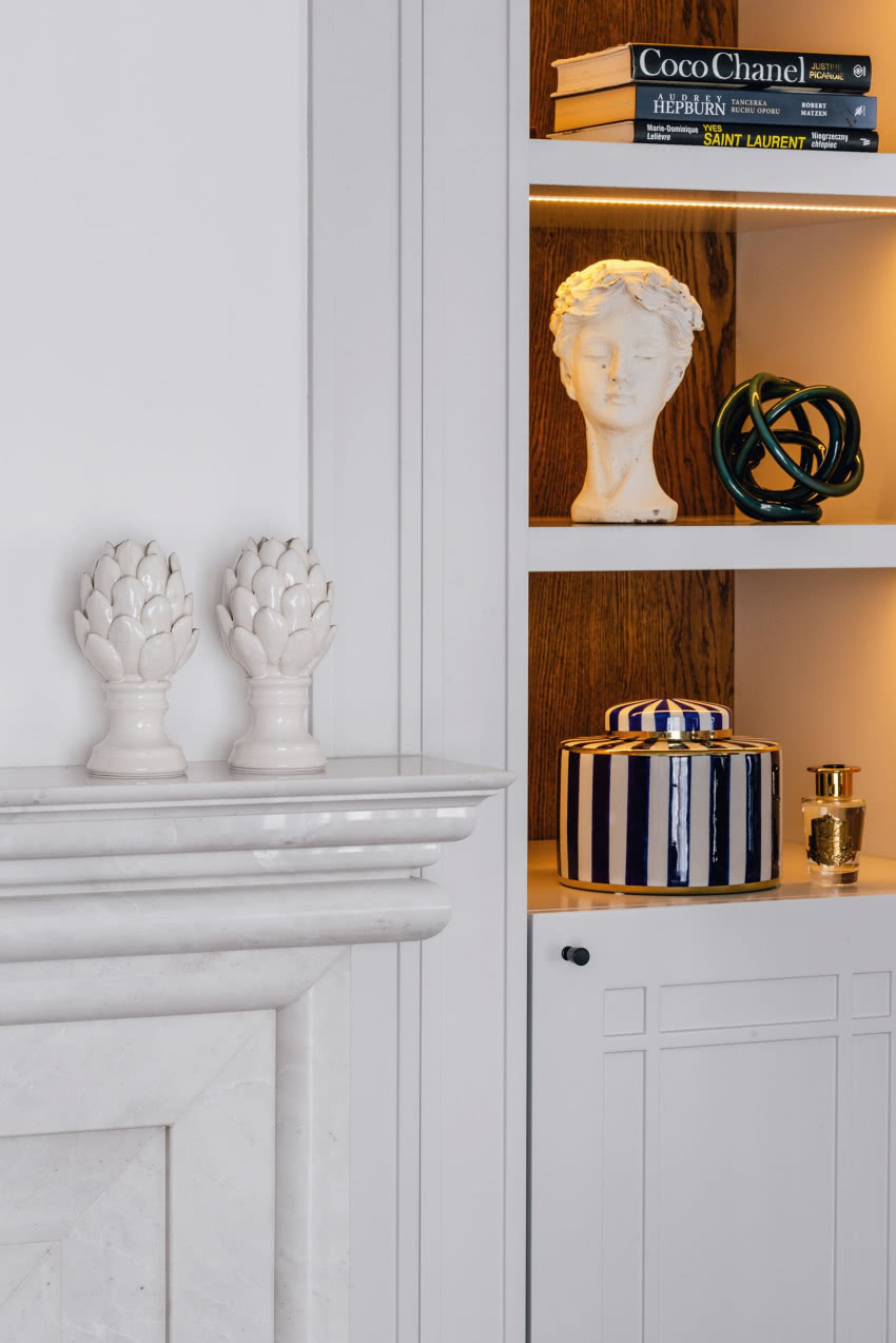 Elegancka szafka po prawej stronie kominka kryje...