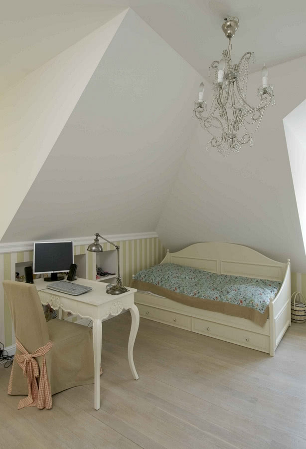 Biały stolik, łóżko, żyrandol i zabudowa szafy...