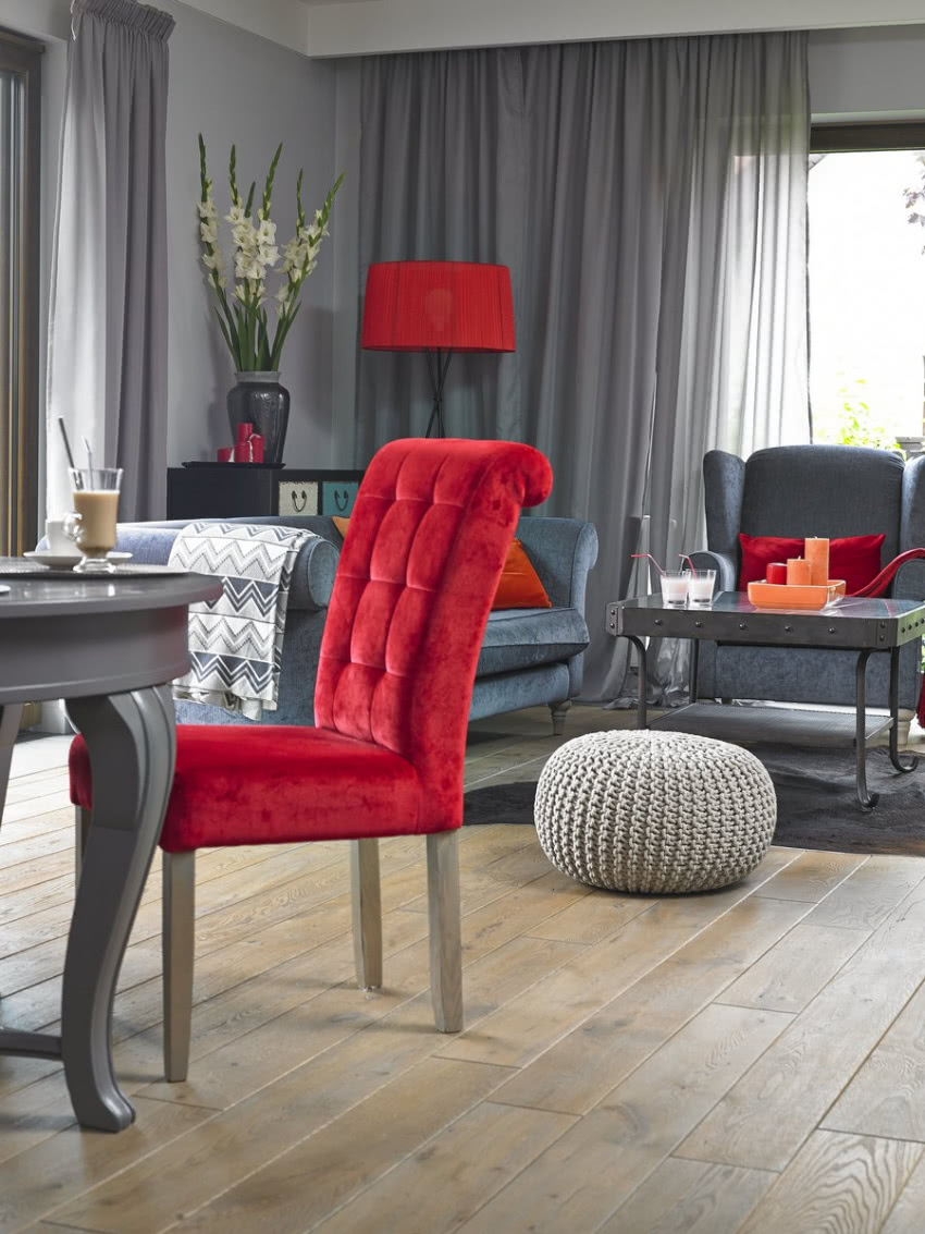 Kolory krzeseł powtórzono w dodatkach - abażurze...