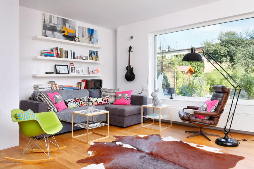 Eamesowie i IKEA? W tym eklektycznym wnętrzu...