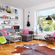 Eamesowie i IKEA? W tym eklektycznym wnętrzu...