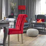 Także w sypialni na popielatym tle dużo czerwieni