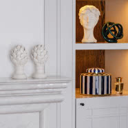 Dom urządzony w stylu współczesnej klasyki. Ma winiarnię w piwnicy!