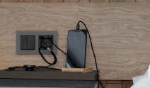 Simon 55 - gniazdo z USB, które uporządkuje Twoją przestrzeń przy łóżku