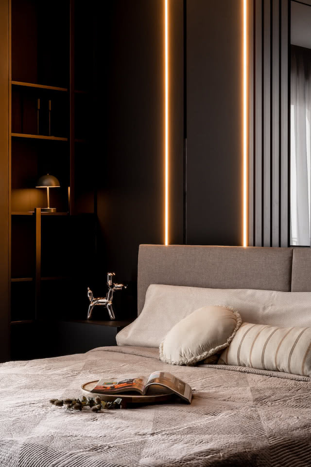 sypialnia beżowe łóżko i ciemne ściany