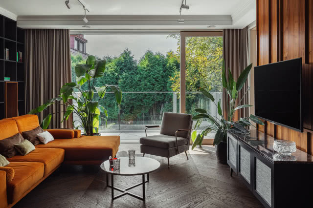 Ciemna podłoga w salonie w stylu vintage