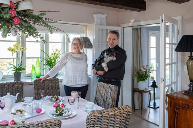 Małżeństwo w średnim wieku w swojej jadalni w wiejskim stylu