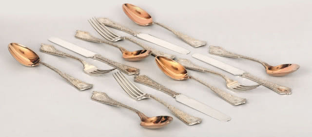 Zestaw sztućców, USA, Tiffany & Co., ok. 1890, srebro pr. 925/1000, łyżki 18,5 cm, ok. 62 g, widelce dł. 18,5 cm, ok. 60 g, noże dł. 20,5 cm, ok. 58 g, Artykwariat, 8700 zł