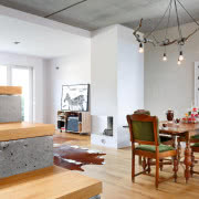 Eamesowie i IKEA? W tym eklektycznym wnętrzu...