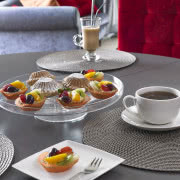 Także w sypialni na popielatym tle dużo czerwieni