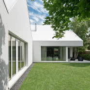 Nowoczesny dom w Poznaniu. Nowi właściciele kupili go w trakcie budowy!