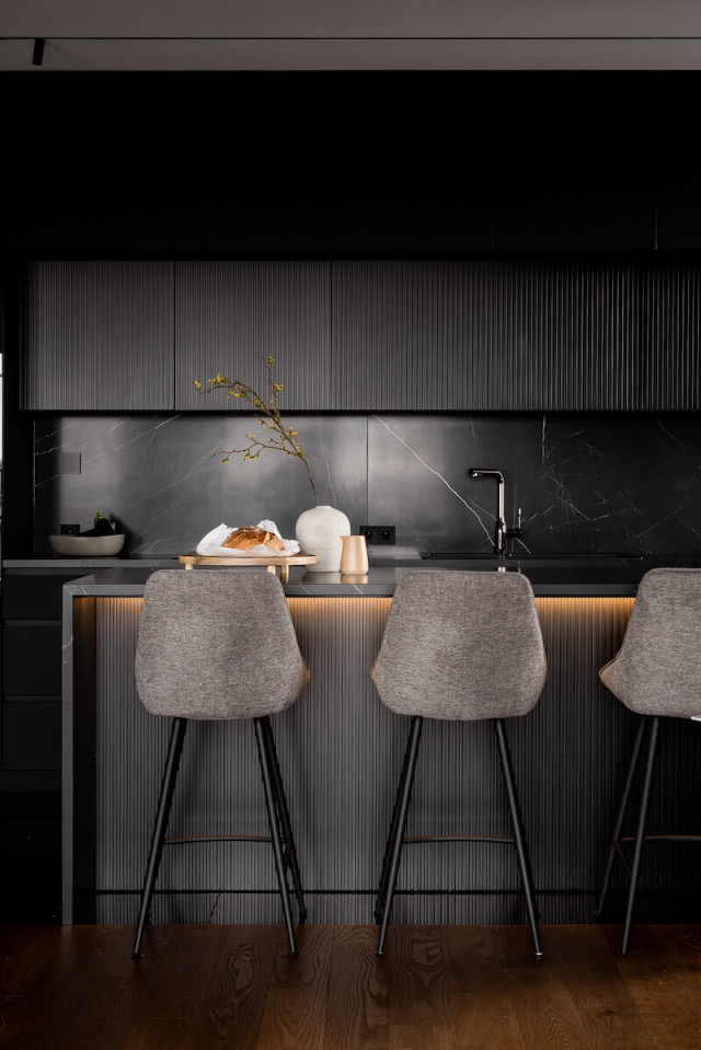czarna zabudowa kuchenna
