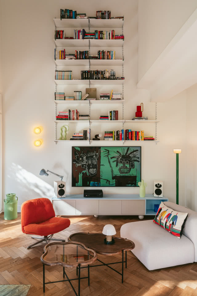 półki na książki w salonie