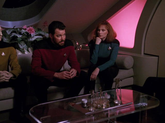 para przy niskim stoliku kawowym