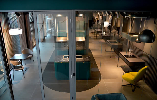 dwie lampy wiszące nad stolikiem kawowym, żółty fotel, pudrowy róż fotel, kuchnia, wyspa kuchenna, okap nad wyspą kuchenną, żaluzje, kanapa