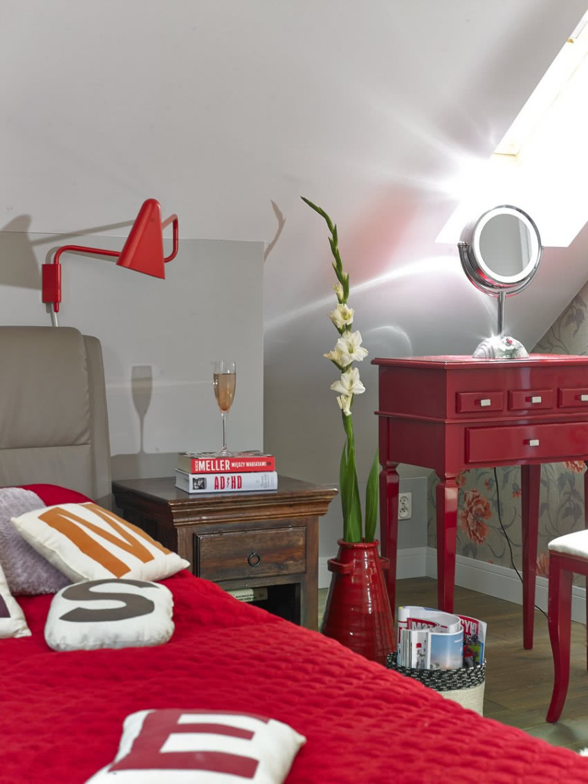 Także w sypialni na popielatym tle dużo czerwieni