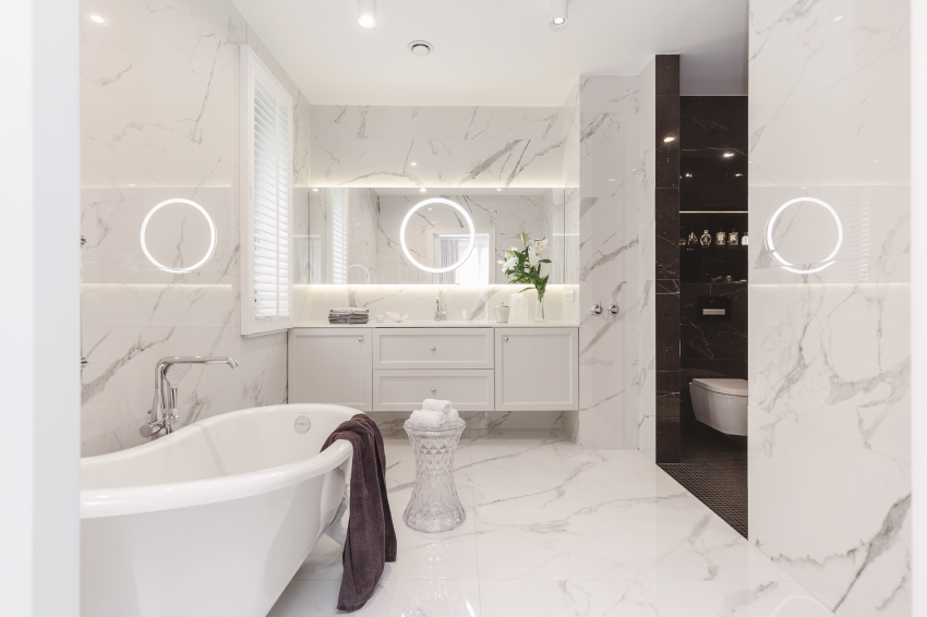 Łazienka pani domu została podzielona na strefę...