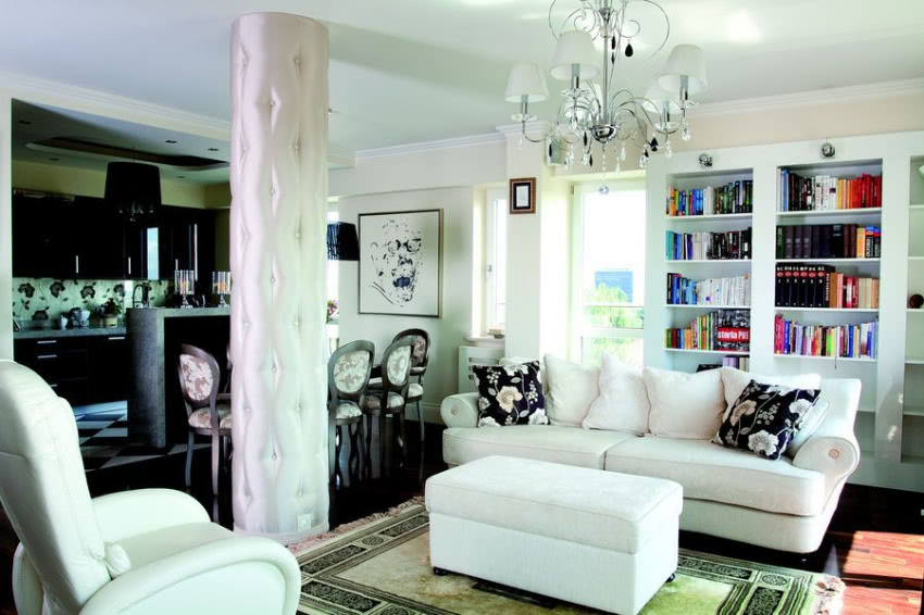 Ciekawą dekoracja salonu jest obity pikowaną...