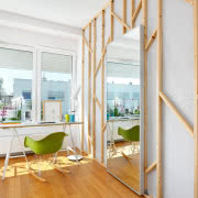 Eamesowie i IKEA? W tym eklektycznym wnętrzu...