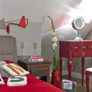 Szarość i mocne kolory w domu pod Warszawą