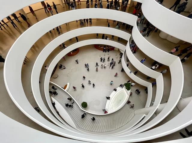 widok z góry na klatkę schodową w kształcie spiralnej wstęgi - muzeum Solomona R. Guggenheima