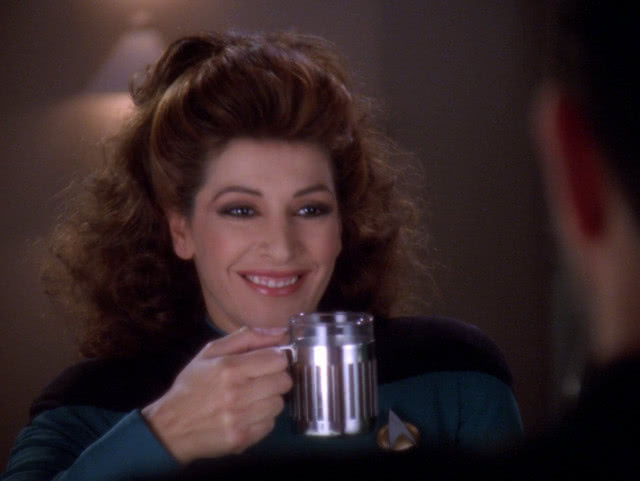 kobieta podnosi do ust kubek