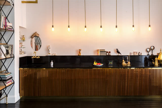 Drewniana kuchnia z wiszącym oświetleniem