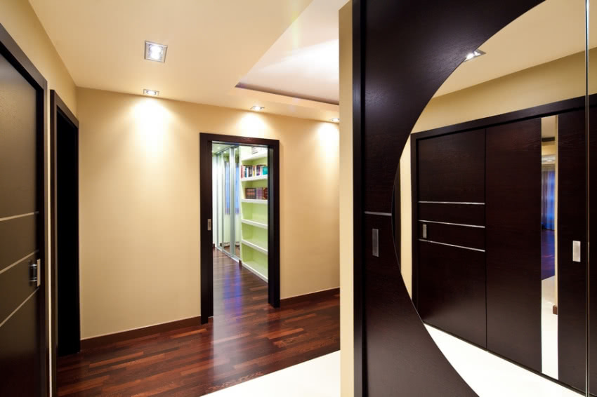 Przedpokój z białym gresem na podłodze