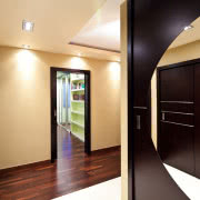 Wysoki blat wyspy kuchennej odcina kuchnię od...