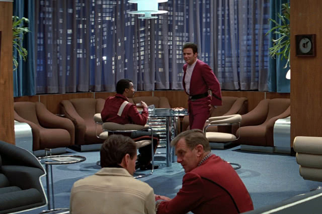 scena z filmu, stolik w tle