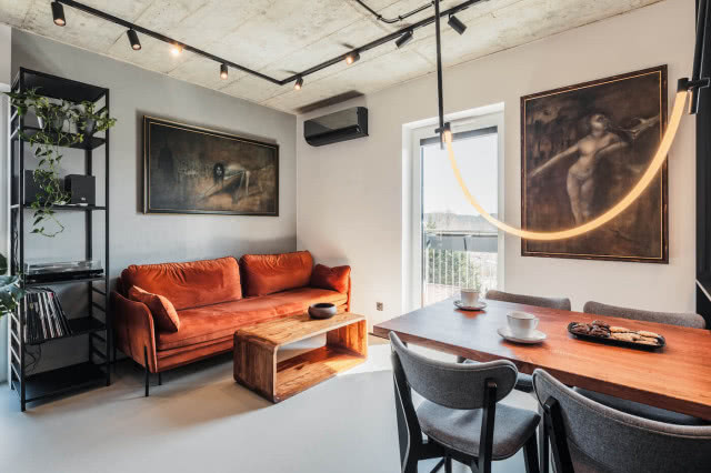 Część wypoczynkowa w salonie z kanapa 