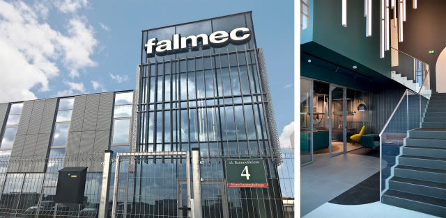 budynek firmy Falmec, dwie lampy wiszące nad stolikiem kawowym, żółty fotel, pudrowy róż fotel, kuchnia, wyspa kuchenna, okap nad wyspą kuchenną, żaluzje, kanapa, klatka schodowa