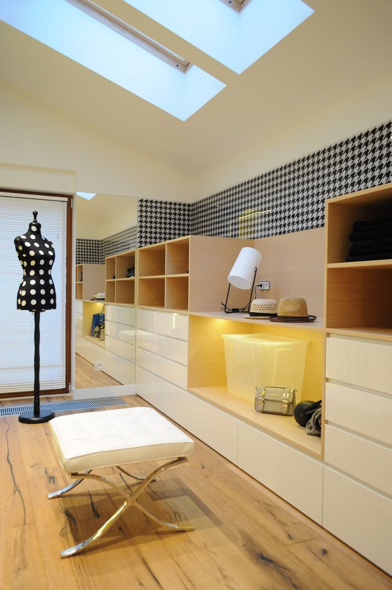 W garderobie podłoga jest z dębowych desek,...