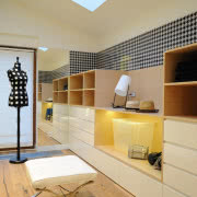 Ceramiczne płytki w kolorowe kółka, trójkąty i...