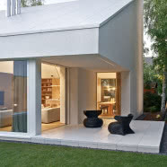 Nowoczesny dom w Poznaniu. Nowi właściciele kupili go w trakcie budowy!